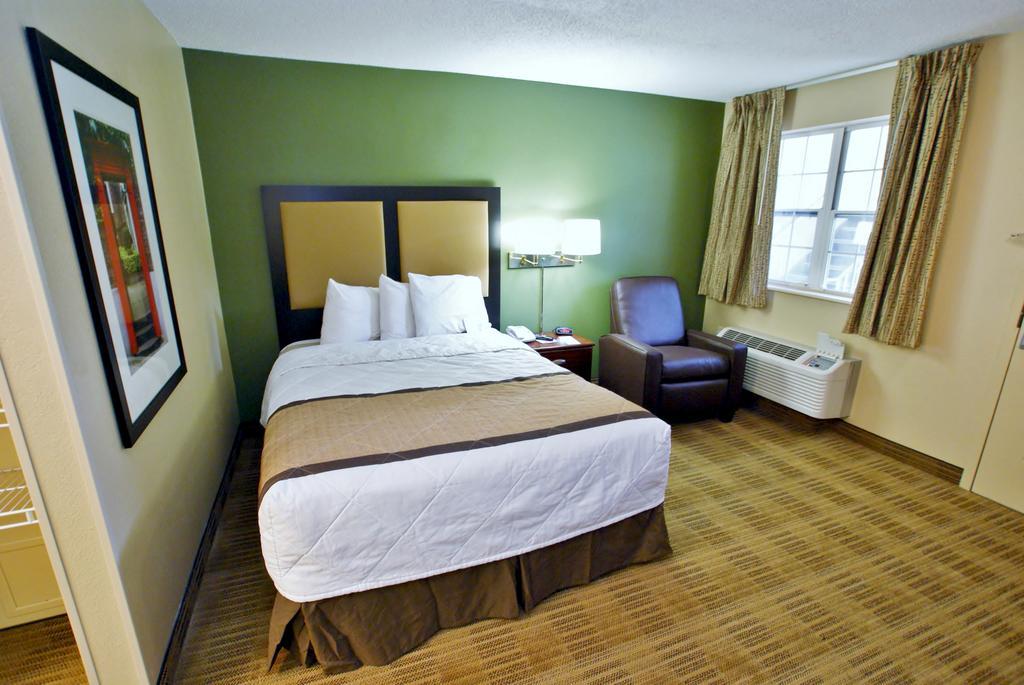 Extended Stay America Select Suites - Greensboro - Wendover Ave - Big Tree Way Exterior photo